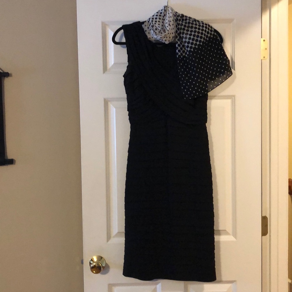 Black dress - Picture 2 of 4